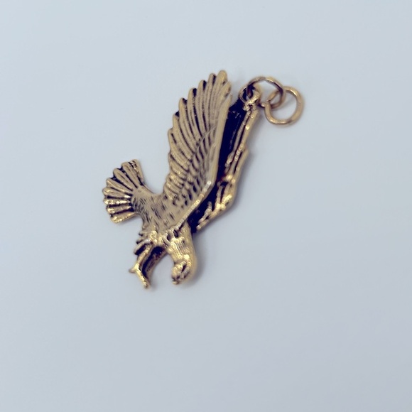 Vintage 12K Gold Eagle Pendant with Detailed Feather Texturing​​​ - Picture 5 of 9
